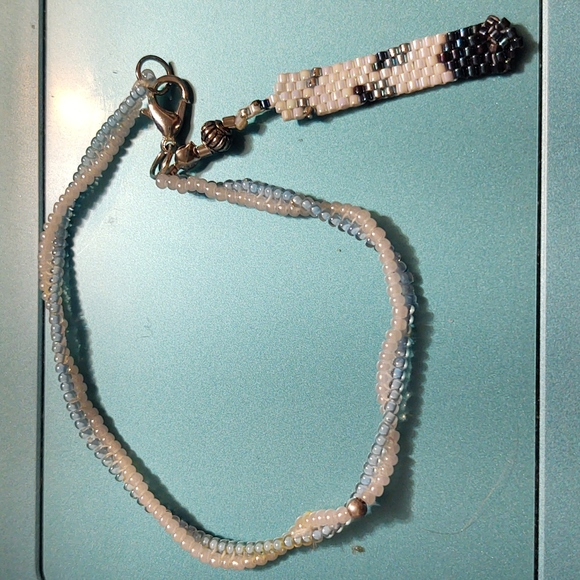 One of a kind. New. Beaded feather bracelet and earrings set - Picture 2 of 6